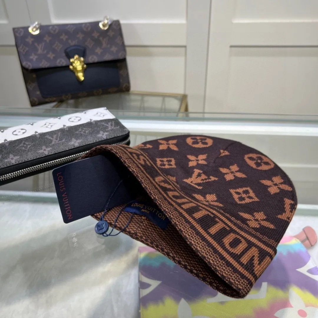 Louis Vuitton Monogram knit beanie in Black / Brown · view 8