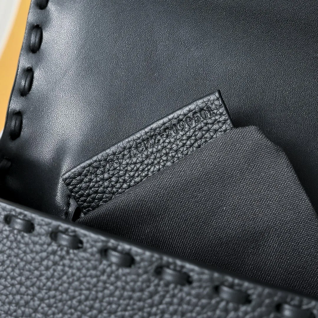 Fendi Baguette Shoulder Bag in Black · view 7