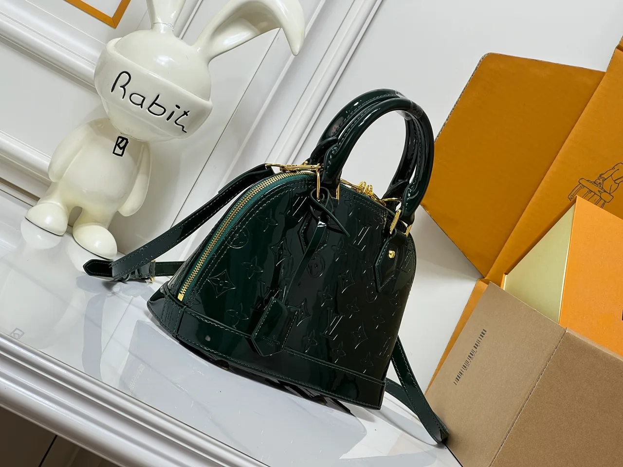 Louis Vuitton Leather Glossy Handbag in Green · view 2