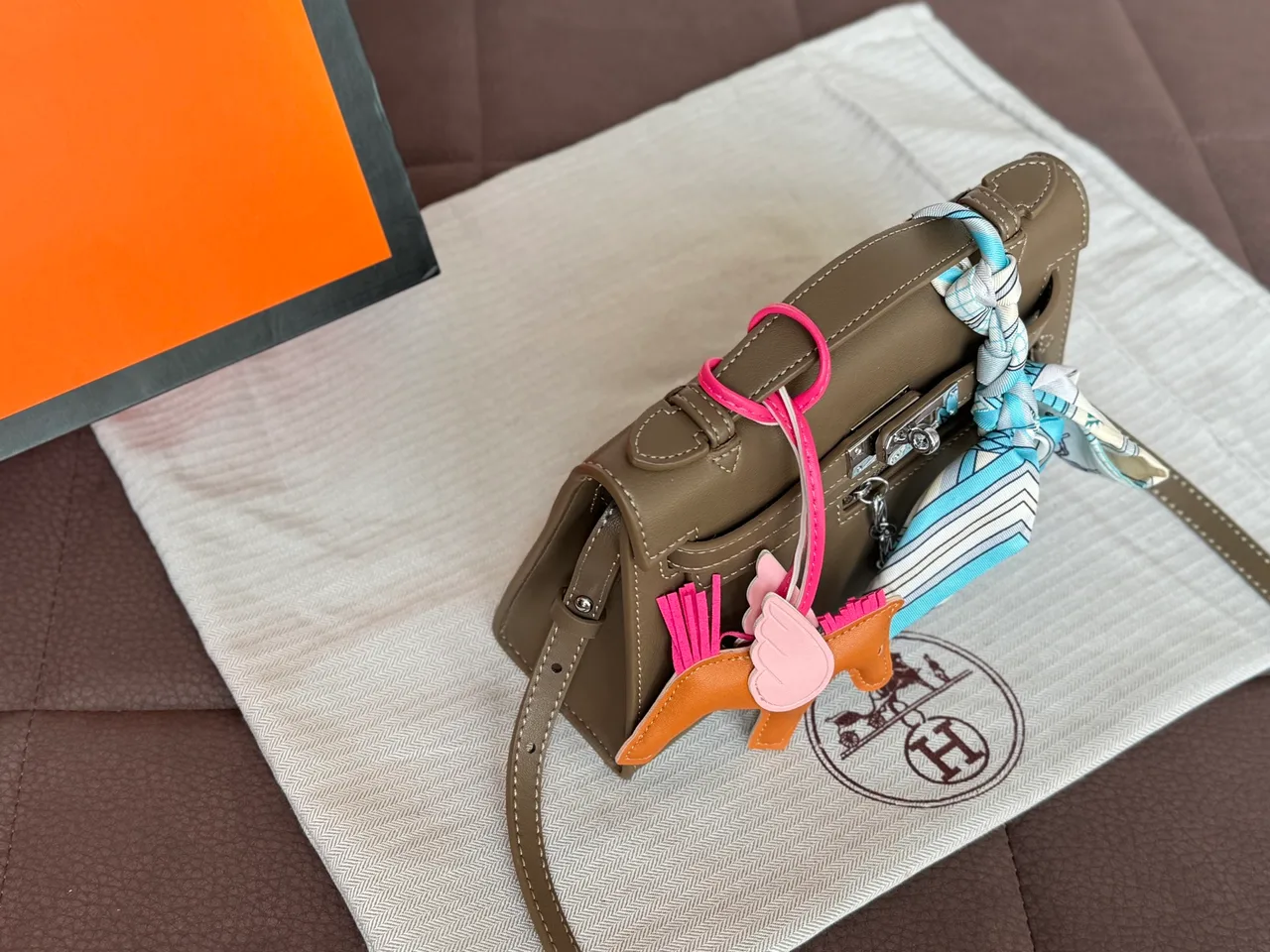 Hermes Kelly Textured Top-Handle Bag in Grey · view 2