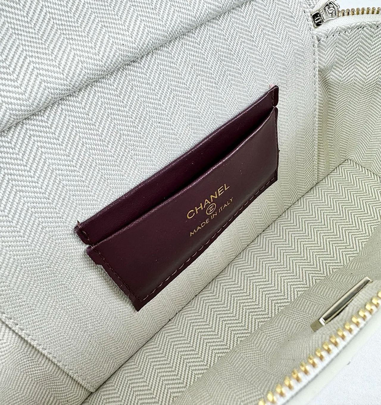 Chanel Cowhide Glossy Crossbody Bag in White · view 7