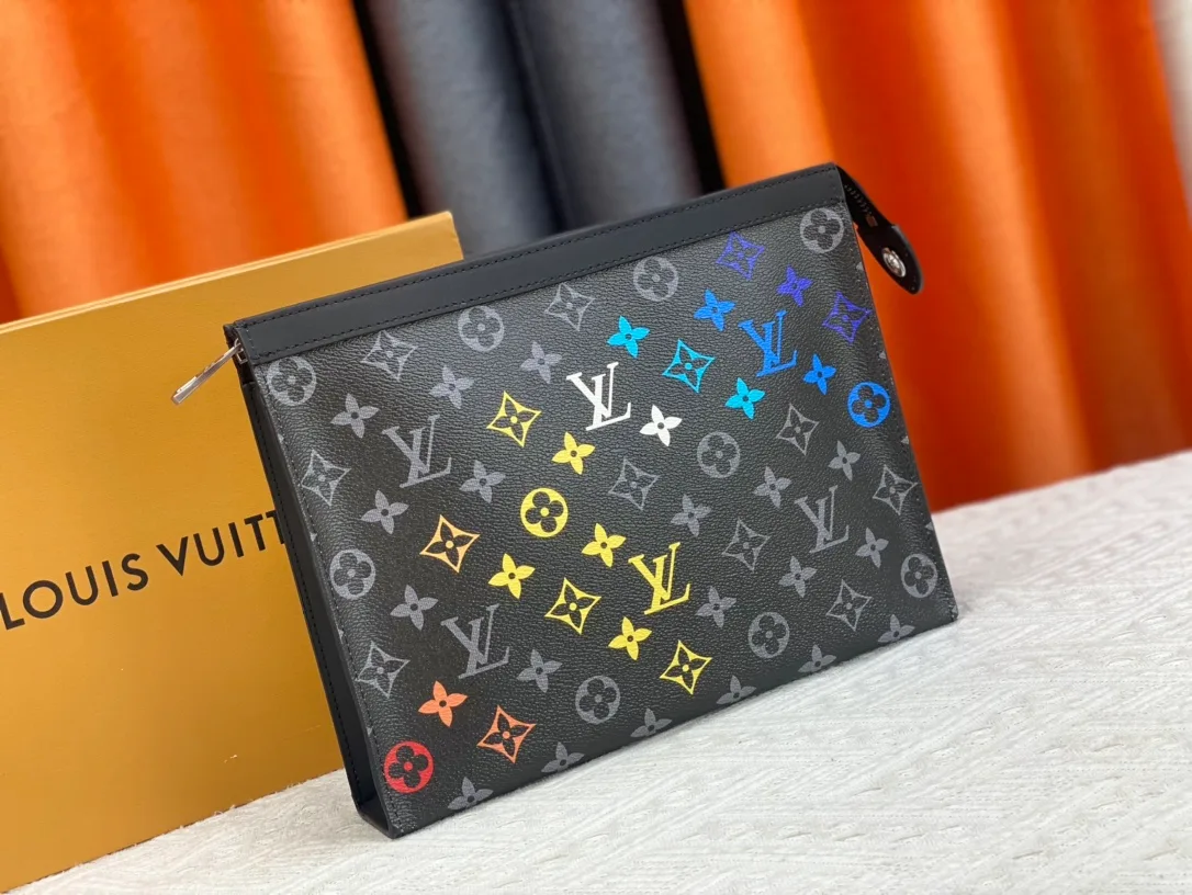 Louis Vuitton Monogram zip clutch in Black · view 3