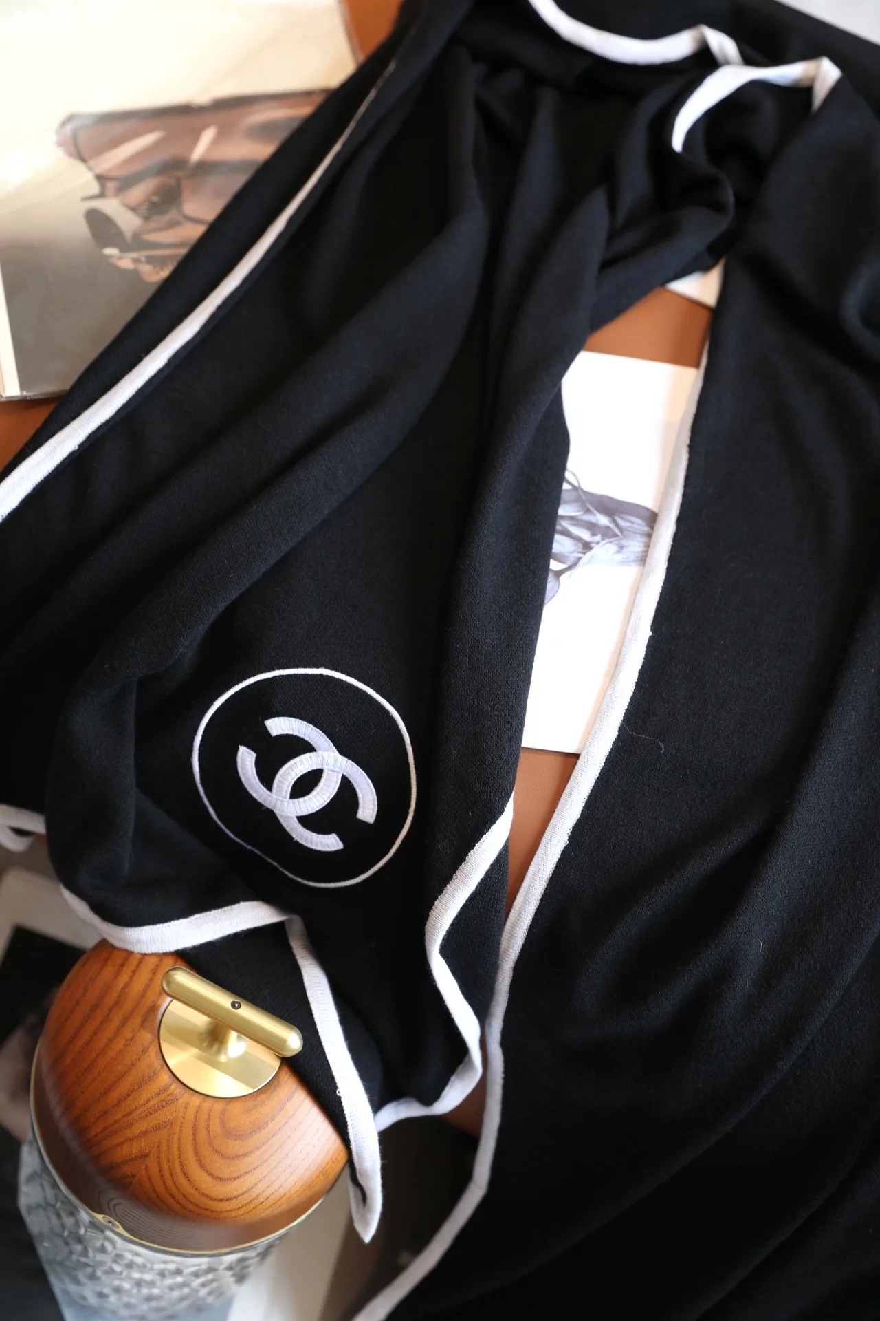 Chanel CC fringed knit scarf in Black & White · view 6