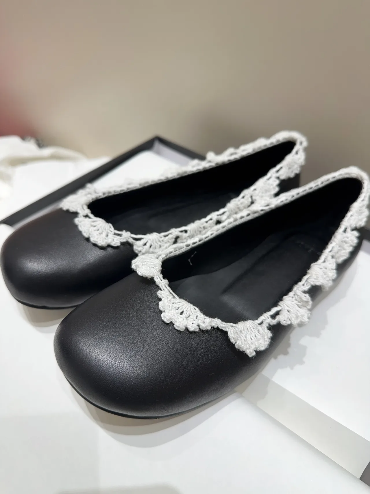 Amomento Sheepskin Glossy Round-Toe Lace-Trim Ballet Flats in Black · view 6