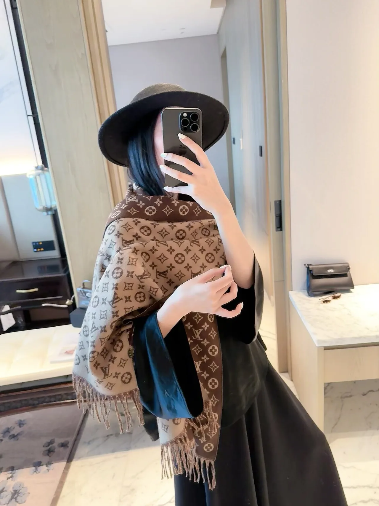 Louis Vuitton Reversible monogram fringed scarf in Grey & Brown · view 5