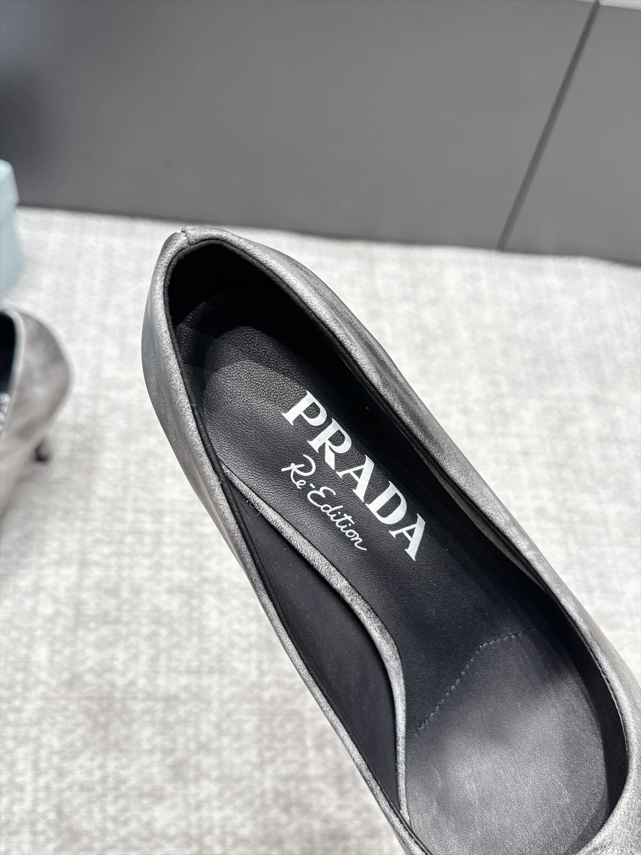 Prada Pumps in Grey · view 8