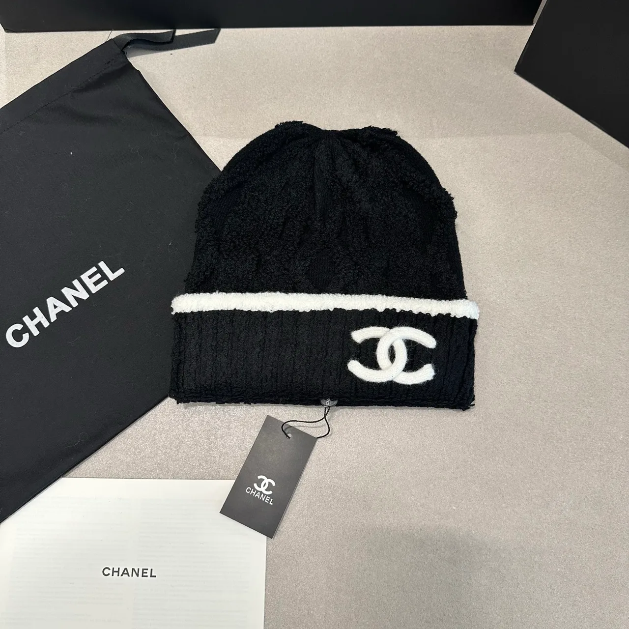 Chanel CC cable knit beanie in Black & White · view 1