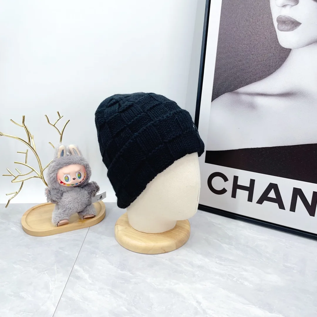 Louis Vuitton Wool Cashmere Hat and Scarf Set in Black · view 5