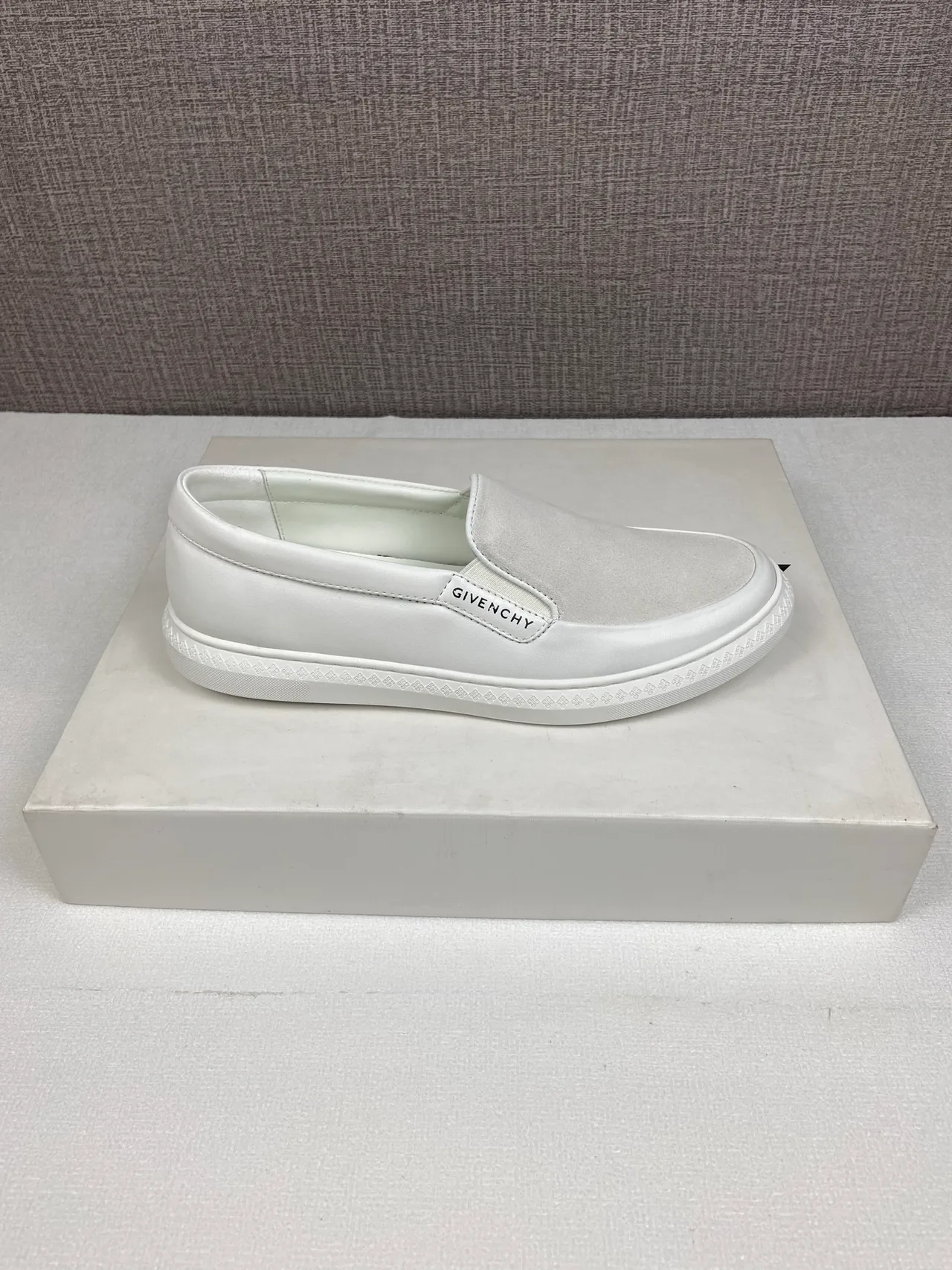 Givenchy Leather Glossy Round-Toe G Set Slip-On Sneakers in White · view 7