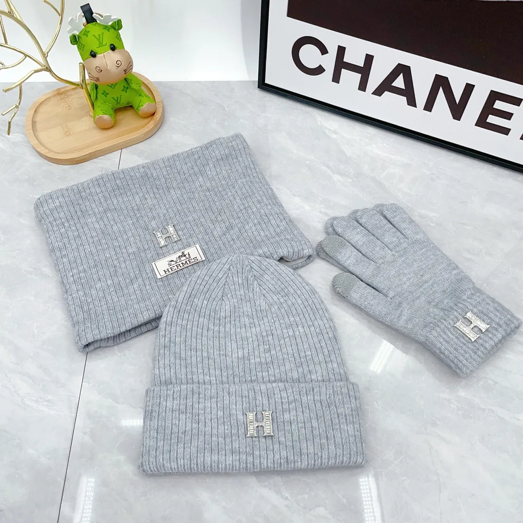 Hermes Wool Ribbed Hat Scarf and Gloves Set in Grey · view 1