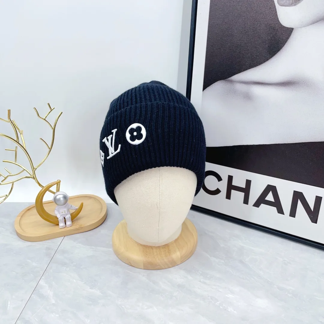 Louis Vuitton Beanie in Black · view 4