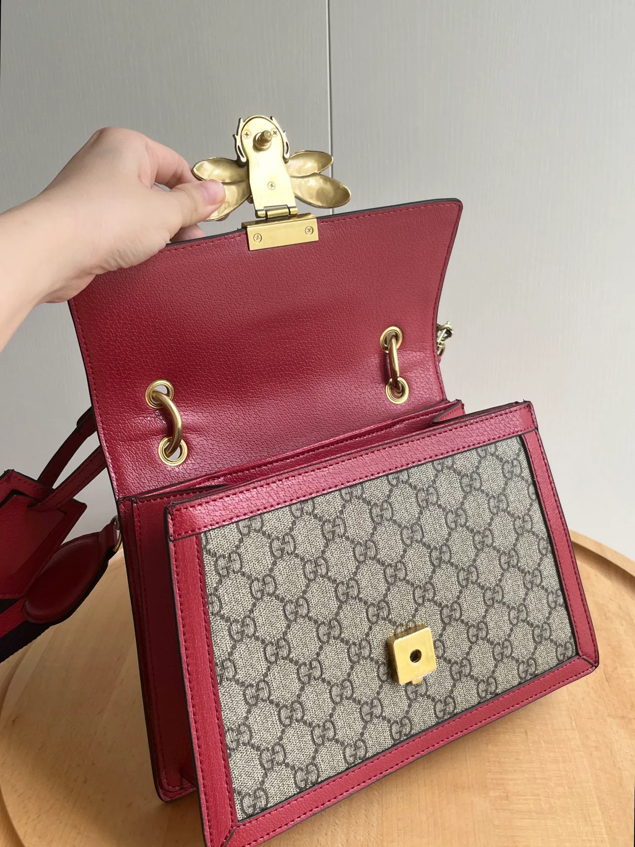 Gucci Quilted Handbag in Beige · view 4