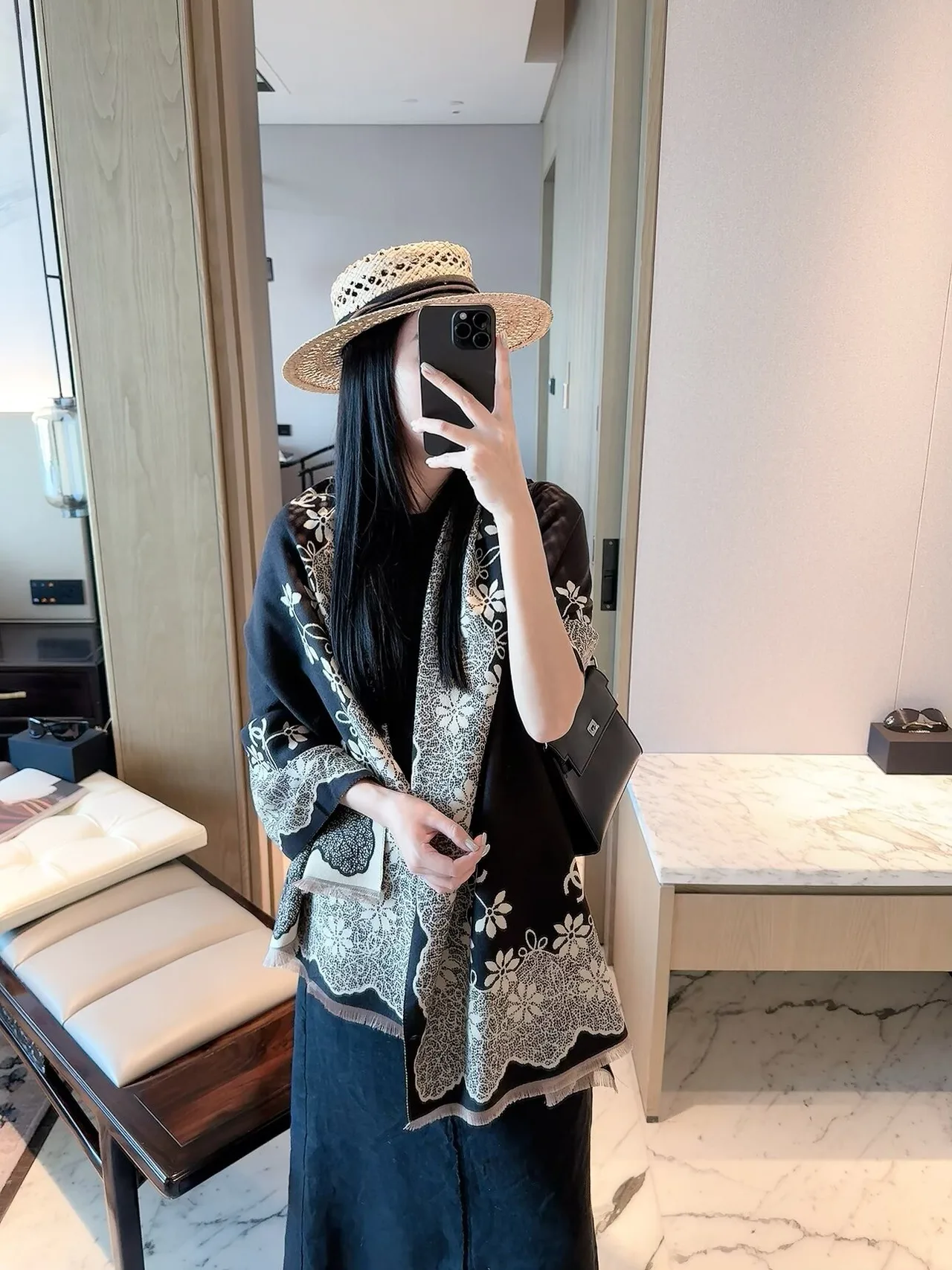 Chanel Lace-border CC fringed scarf in Beige & Black · view 6