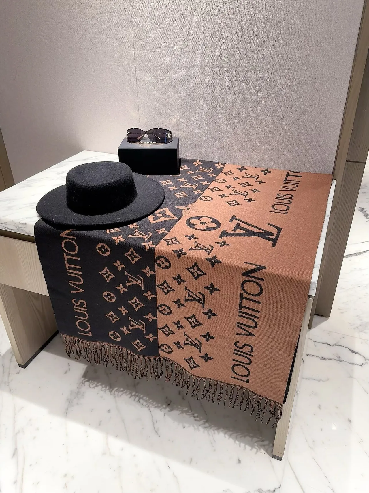 Louis Vuitton Reversible monogram fringed scarf in Beige & Brown · view 2