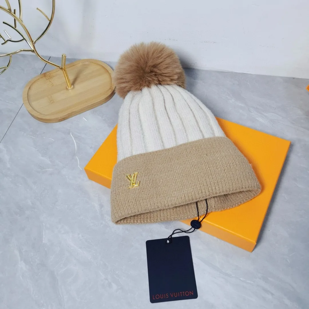 Louis Vuitton Beanie in White · view 6