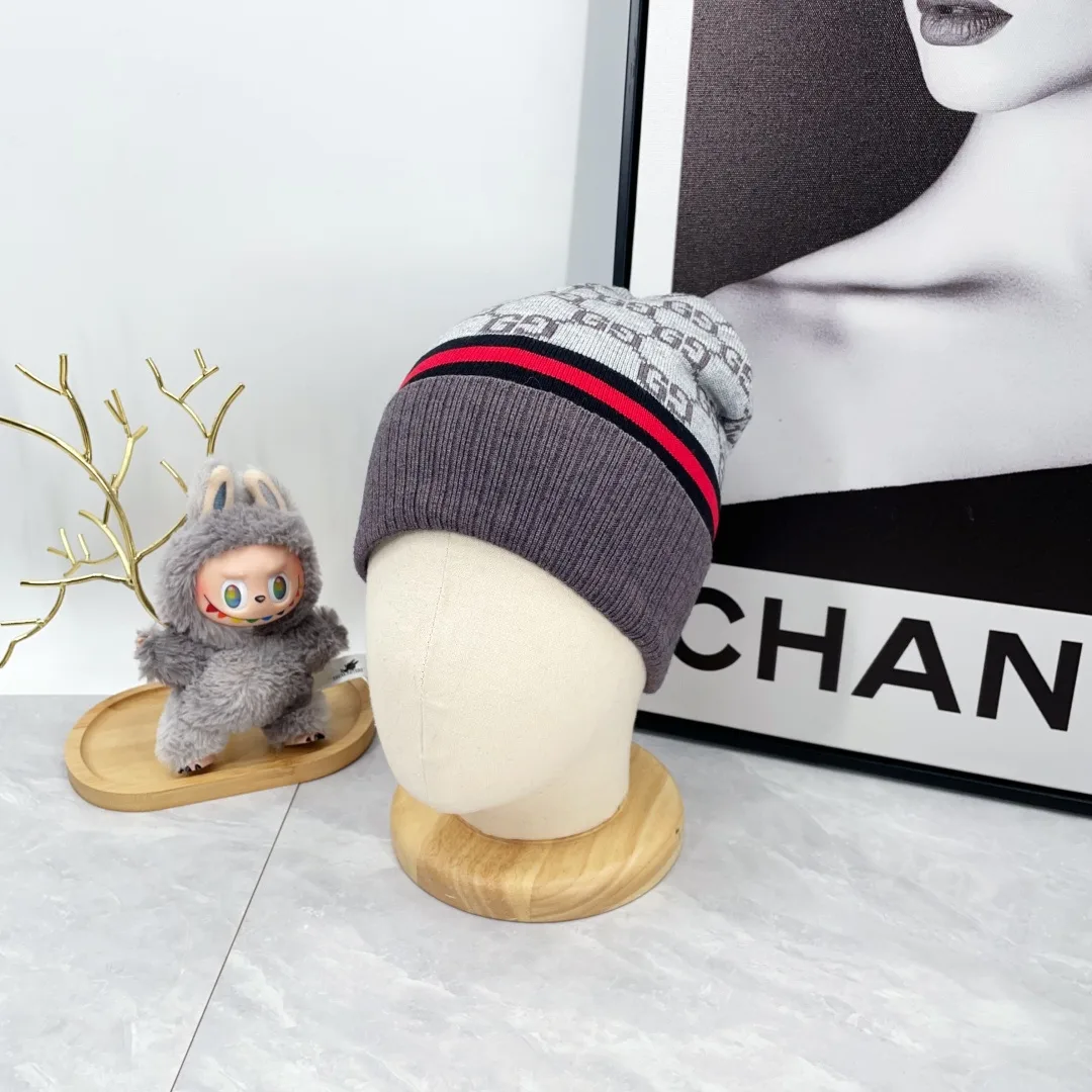 Gucci Cashmere Hat and Scarf Set in Grey · view 4