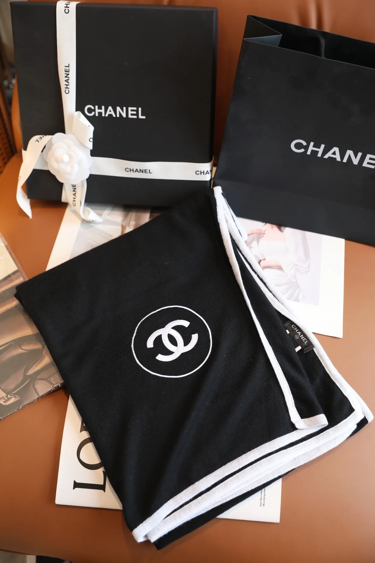 Chanel CC fringed knit scarf in Black & White · view 3