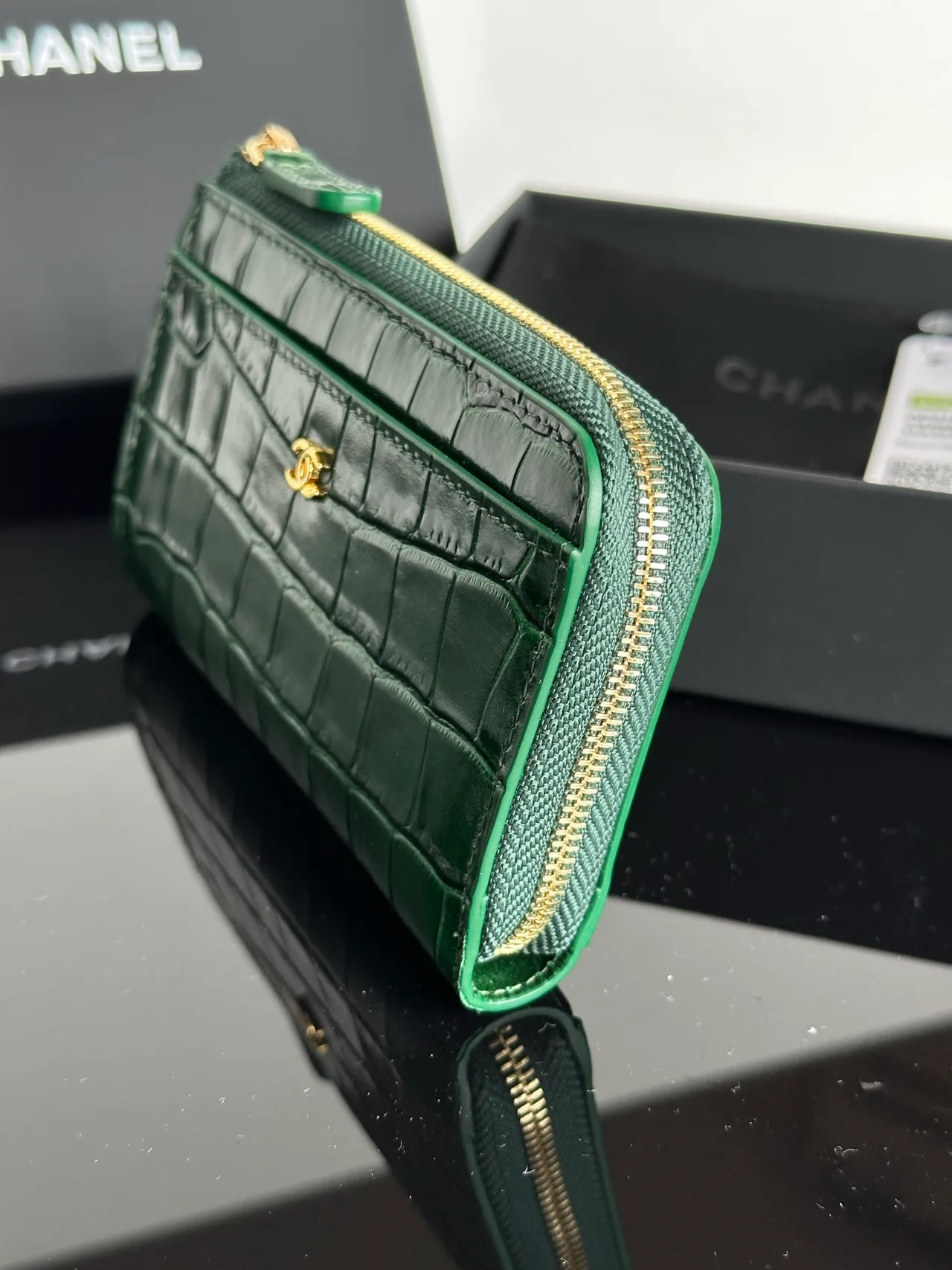 Chanel Glossy Wallet in Green · view 4