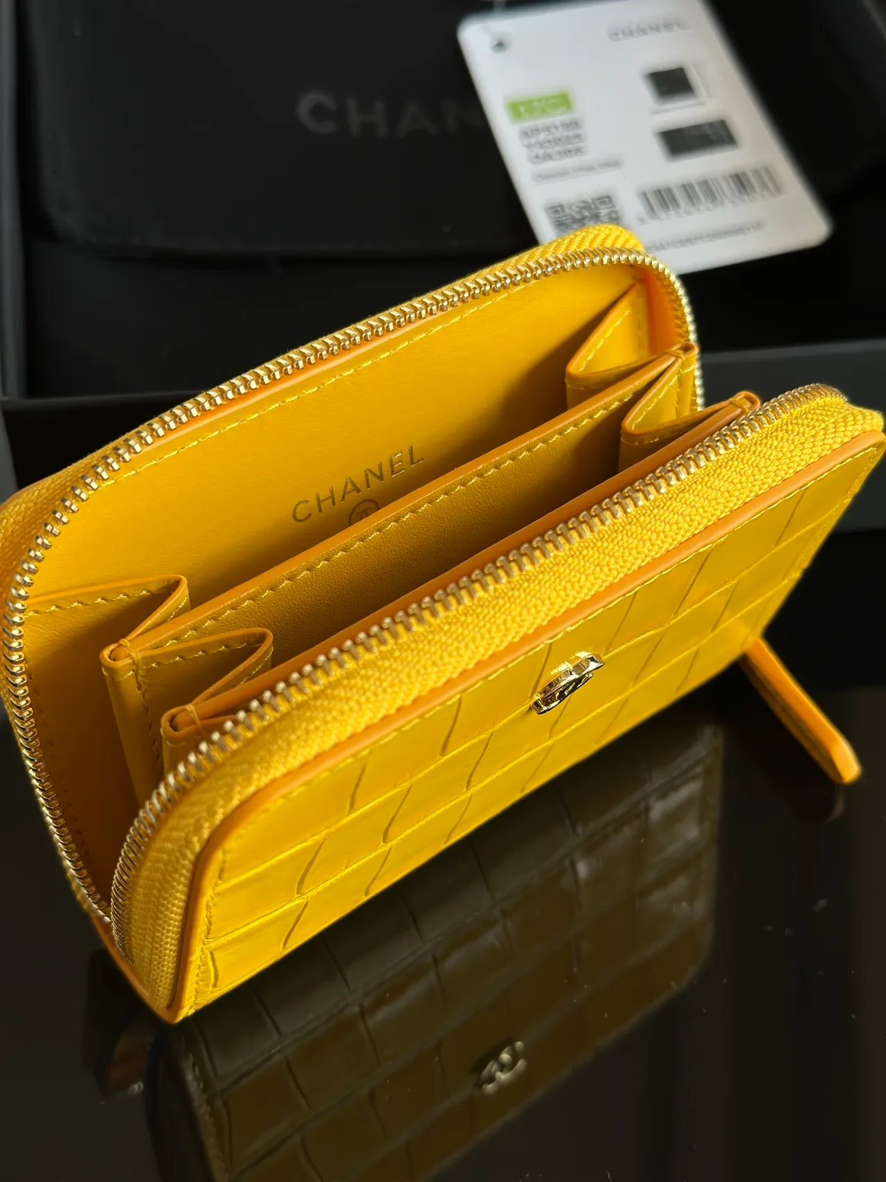 Chanel Glossy Wallet in Yellow · view 7