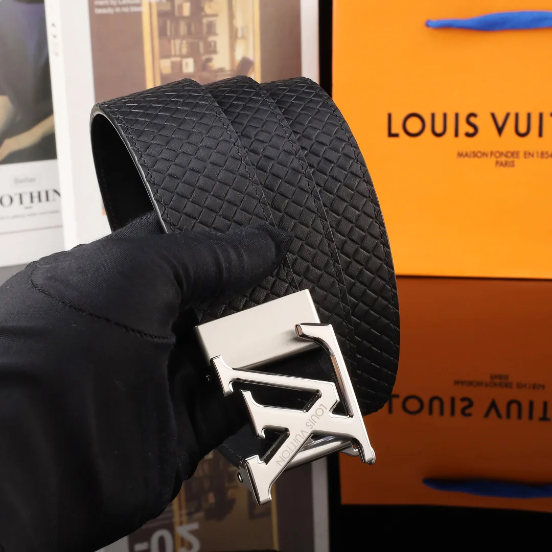 Louis Vuitton Textured automatic LV buckle belt in Black · view 5