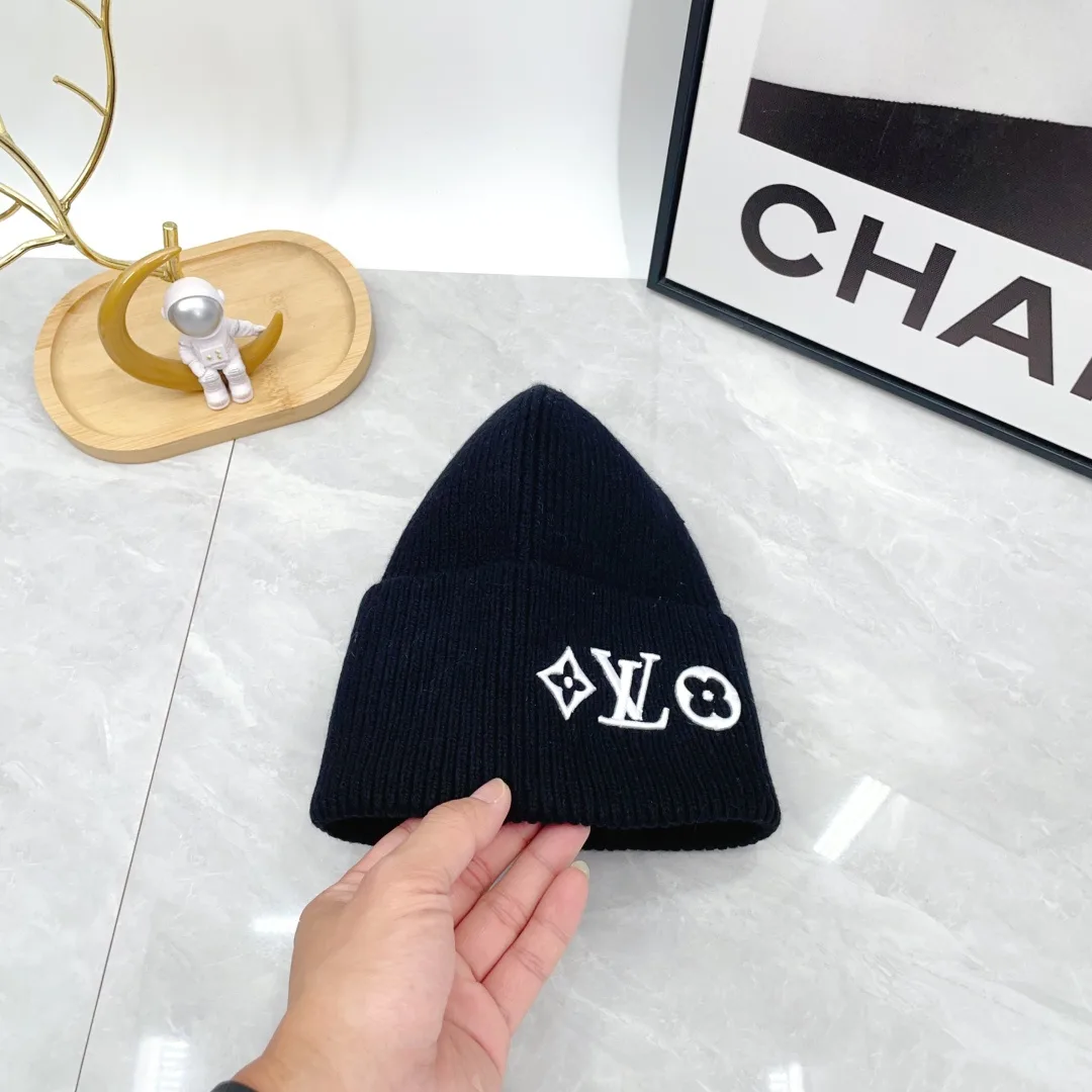 Louis Vuitton Beanie in Black · view 8