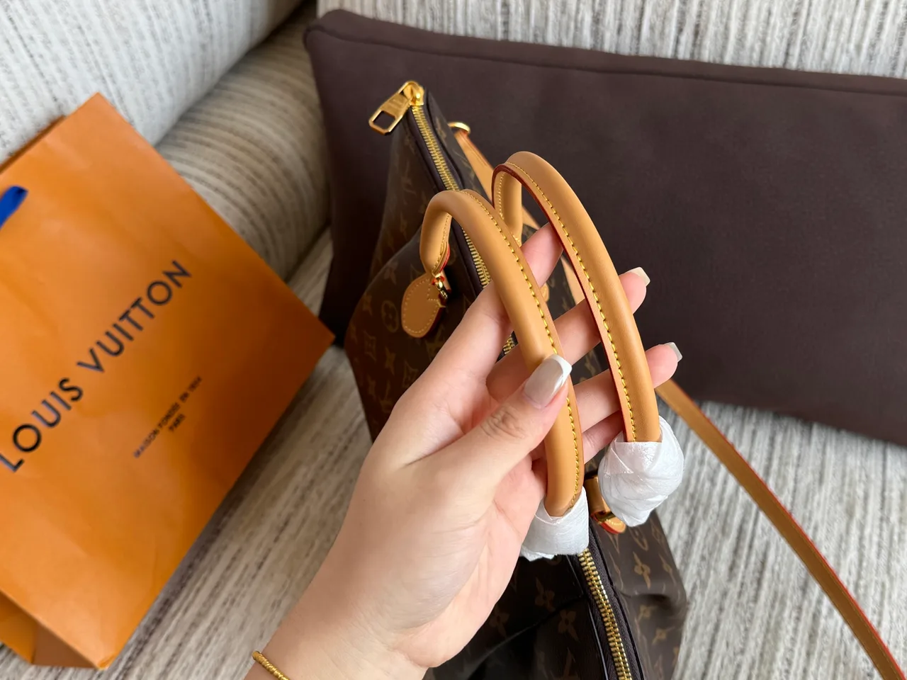 Louis Vuitton Monogram Tote in Brown · view 6