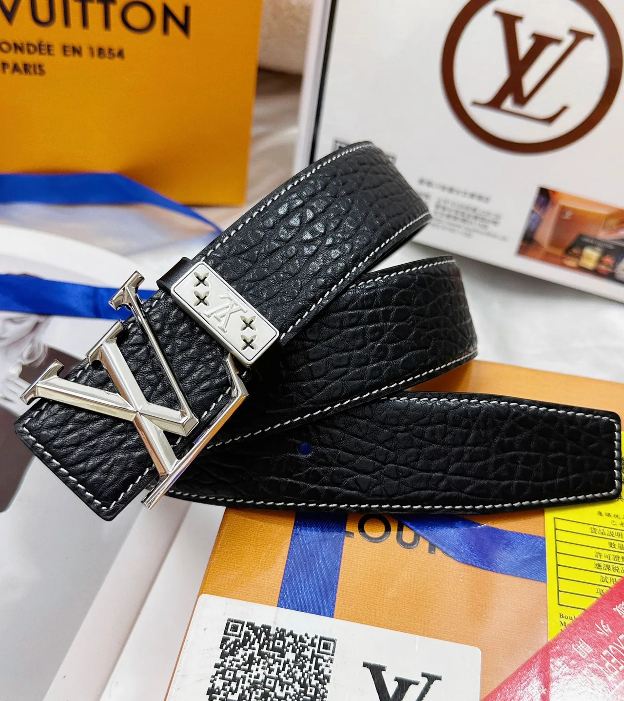 Louis Vuitton Cowhide Glossy Belt in Black · view 6