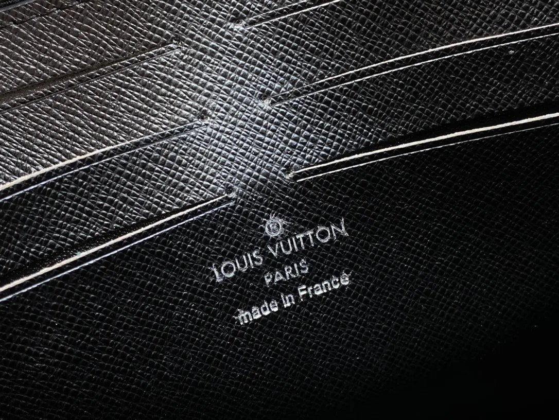 Louis Vuitton Monogram zip clutch in Black · view 8