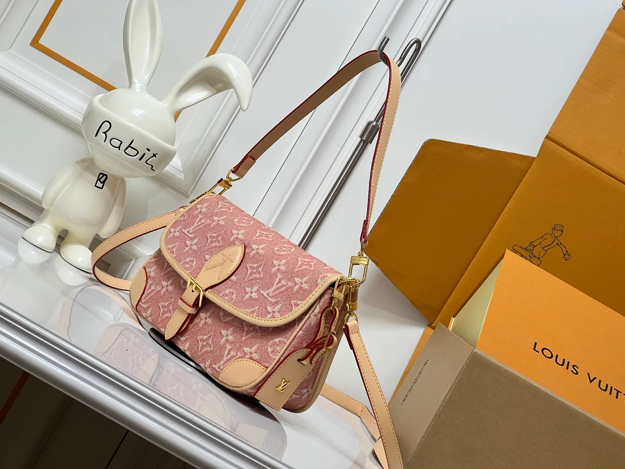Louis Vuitton Cowhide Canvas Handbag in Pink · view 3