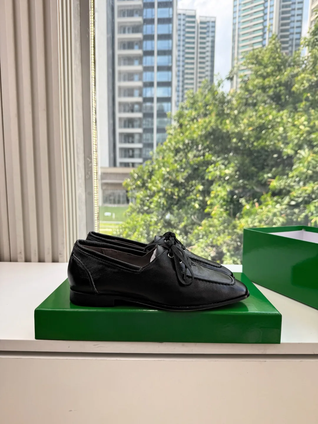 Bottega Veneta Cowhide Smooth Pointed-Toe Boat Shoes in Black · view 2