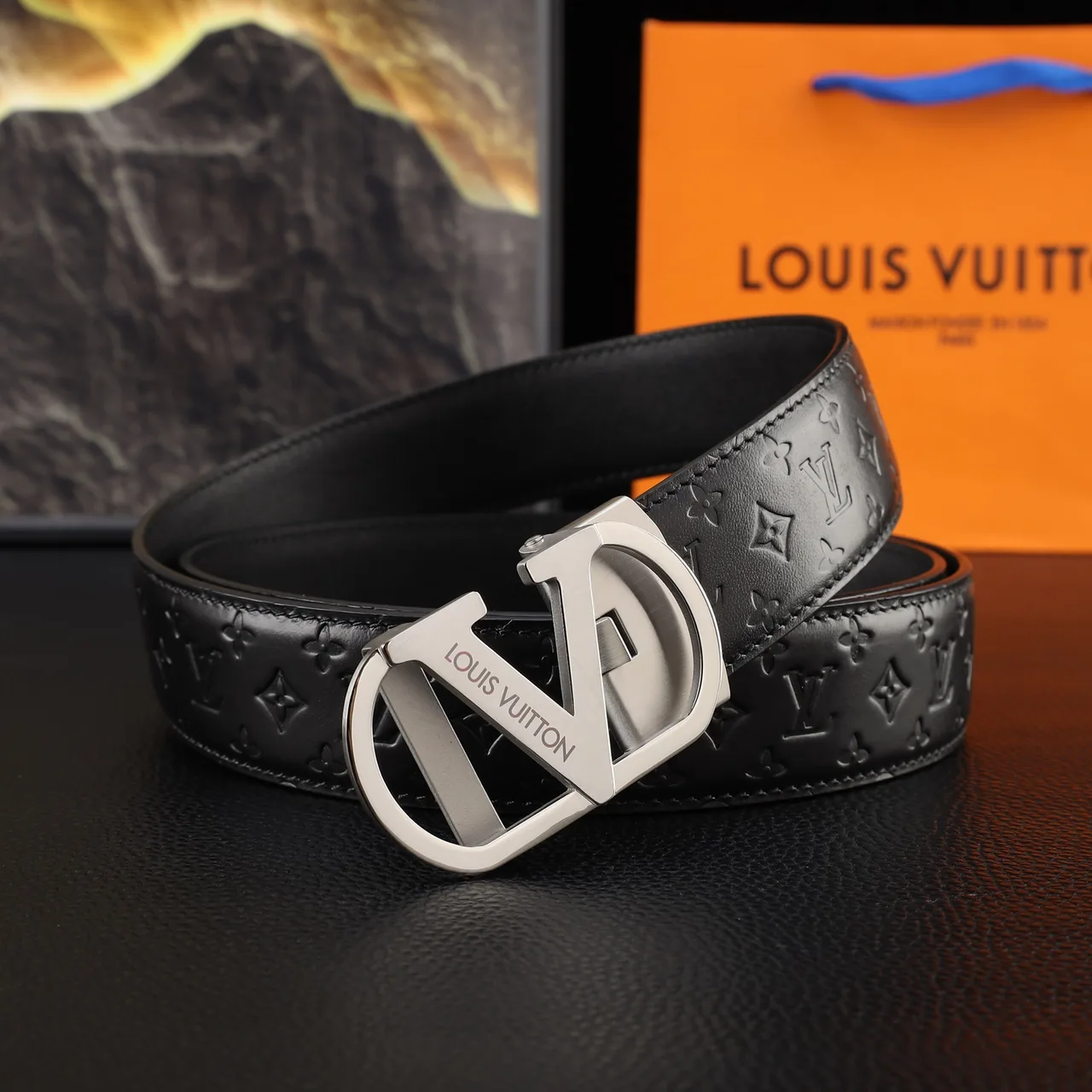 Louis Vuitton Embossed automatic V buckle belt in Black · view 3