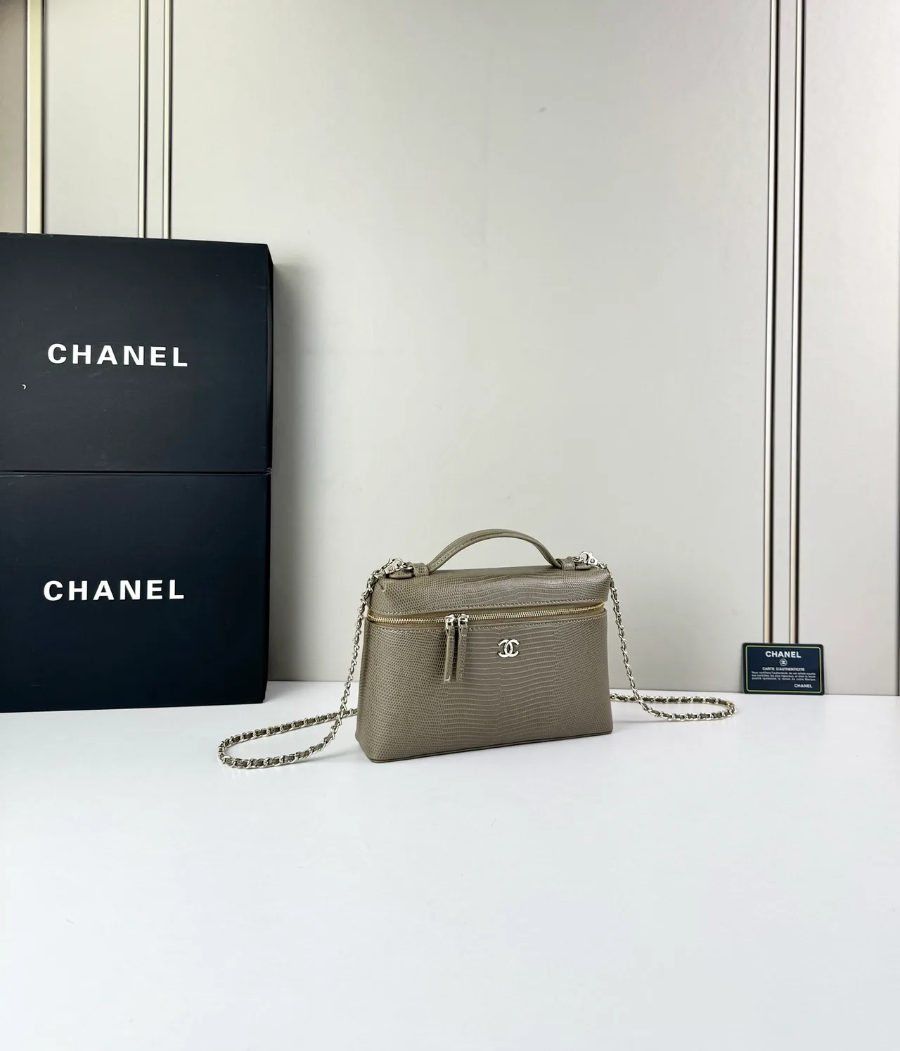 Chanel Cowhide Smooth Crossbody Bag in Green · view 1