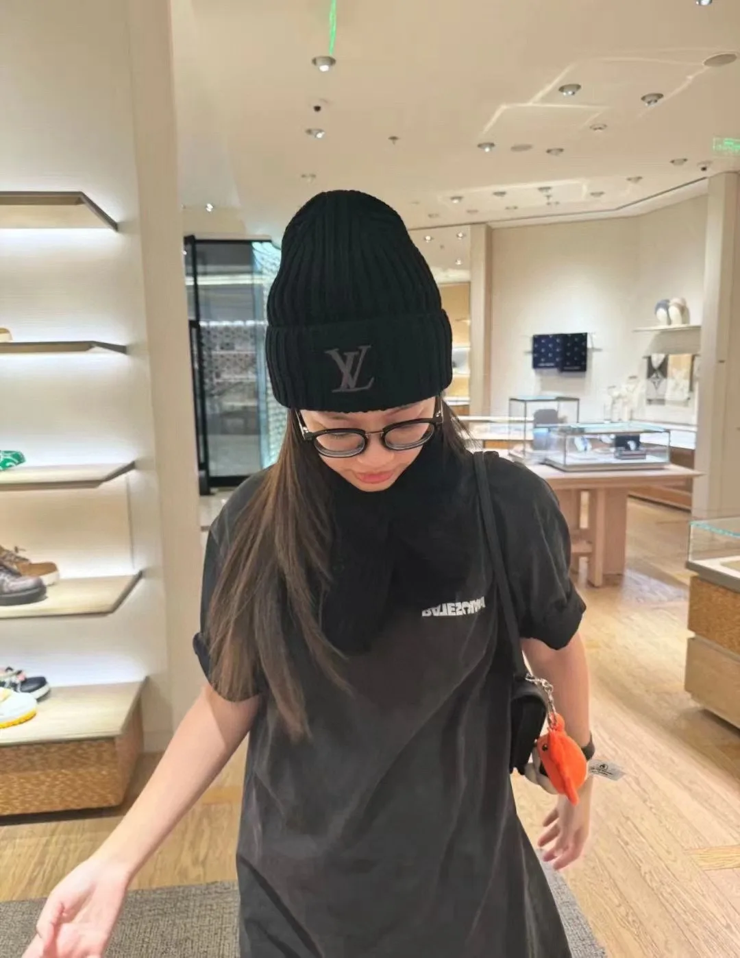 Louis Vuitton Wool Embroidered LV Ribbed Beanie in Black · view 2