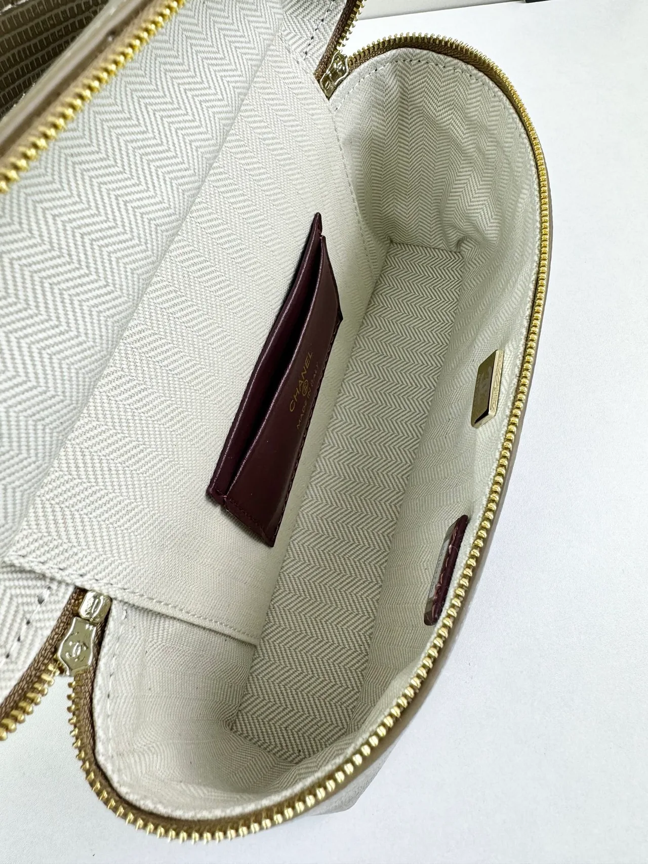Chanel Cowhide Smooth Crossbody Bag in Green · view 8
