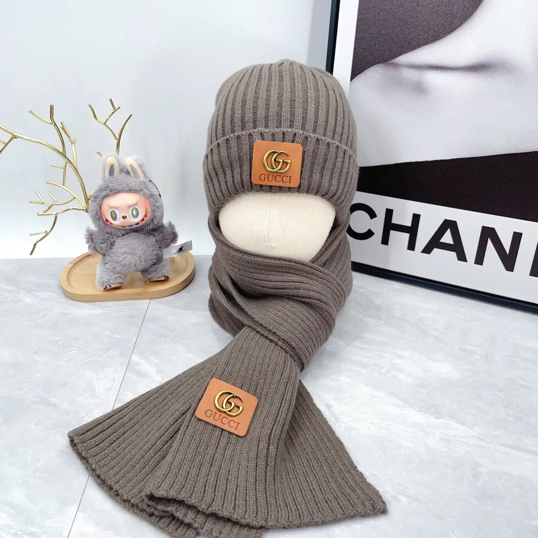 Gucci Wool Hat Scarf and Gloves Set in Beige · view 2