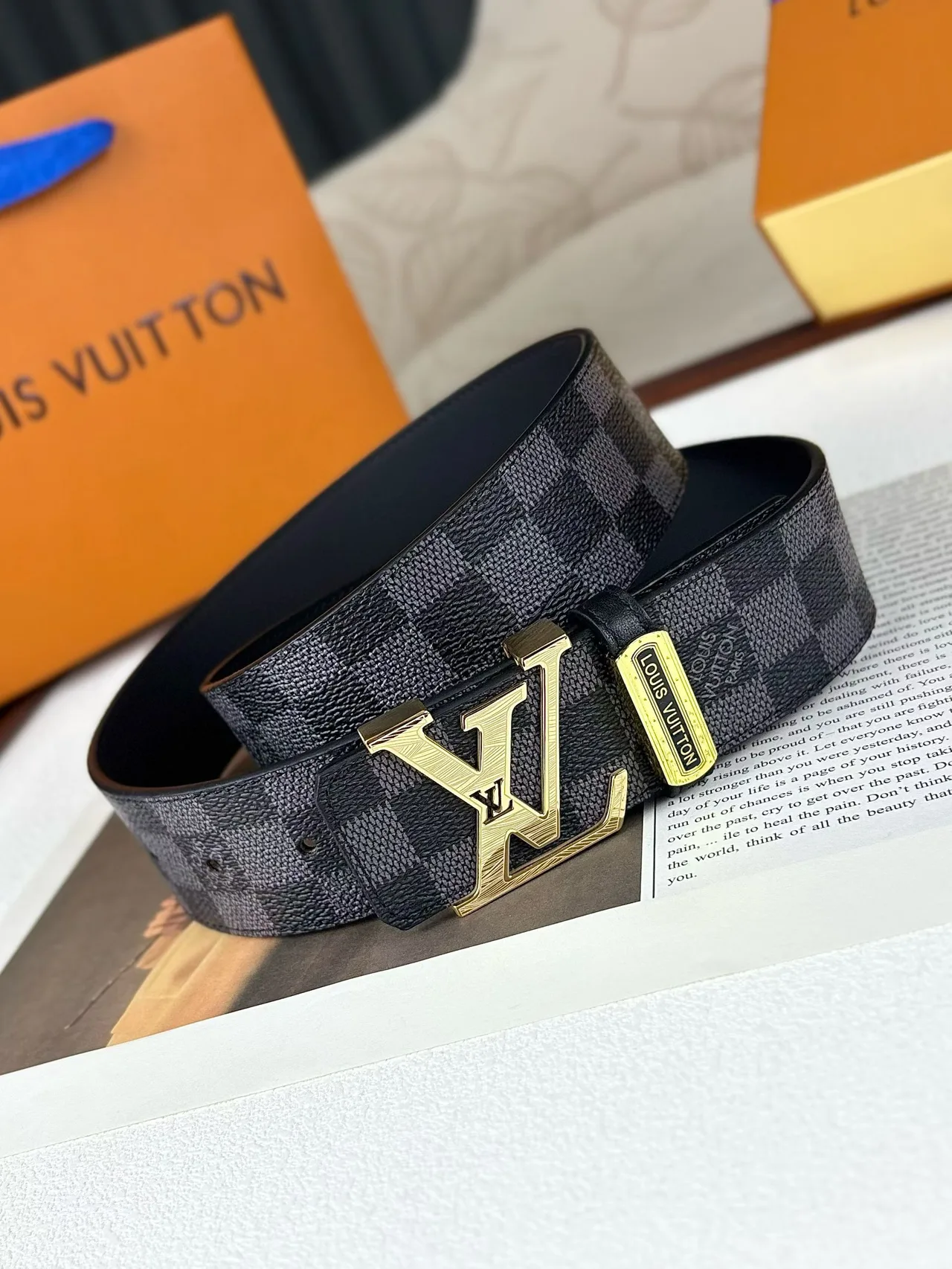 Louis Vuitton Damier LV buckle belt in Grey · view 1