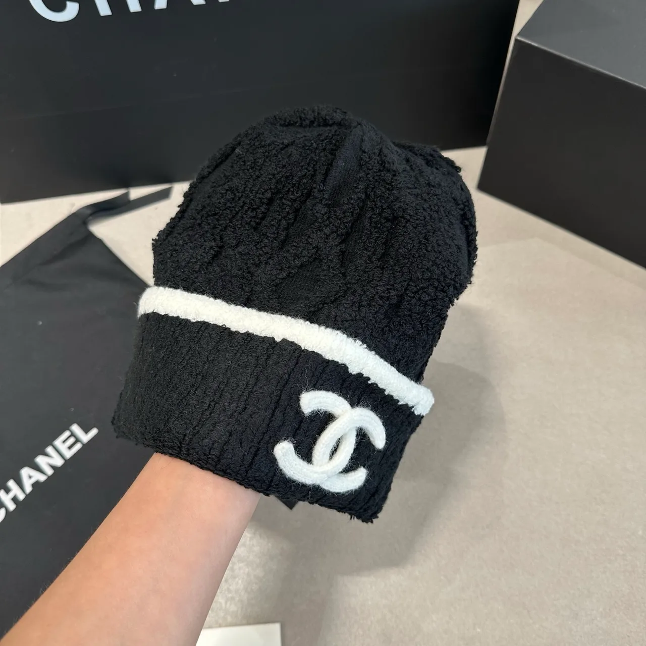 Chanel CC cable knit beanie in Black & White · view 4
