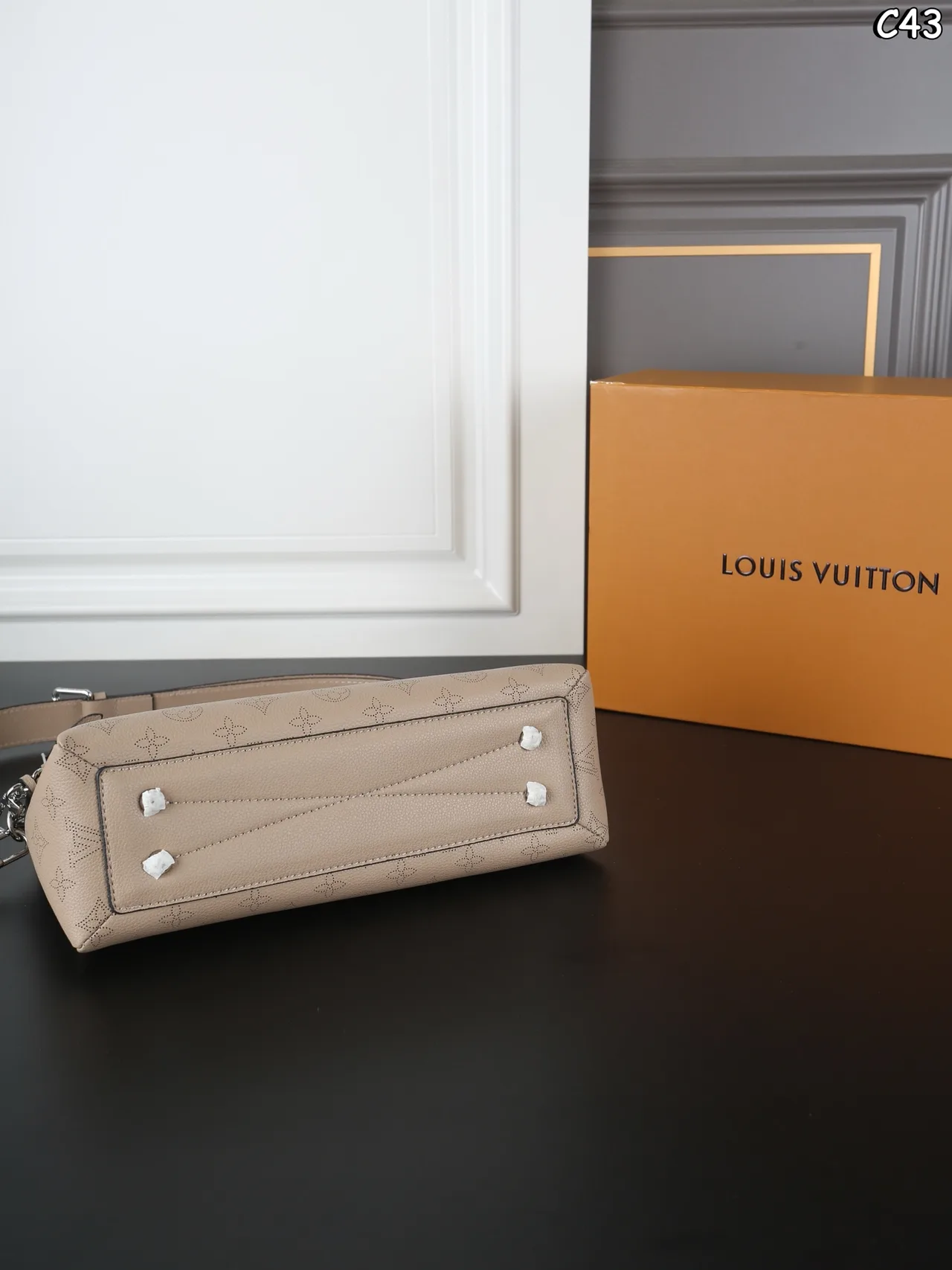 Louis Vuitton Shoulder Bag in Grey · view 4