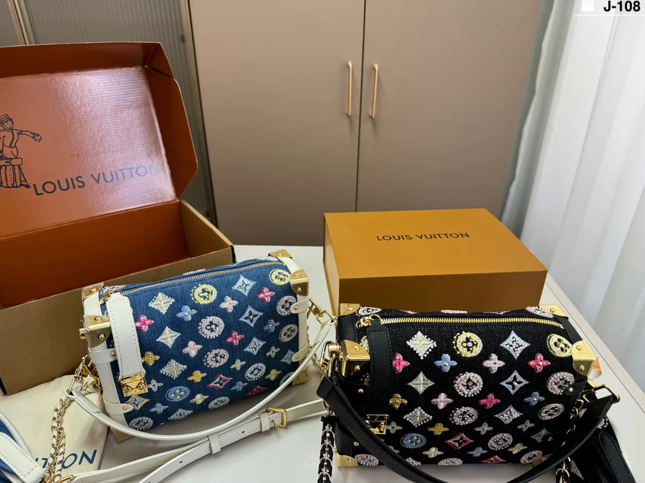 Louis Vuitton Flap Shoulder Bag in Blue / Black · view 9