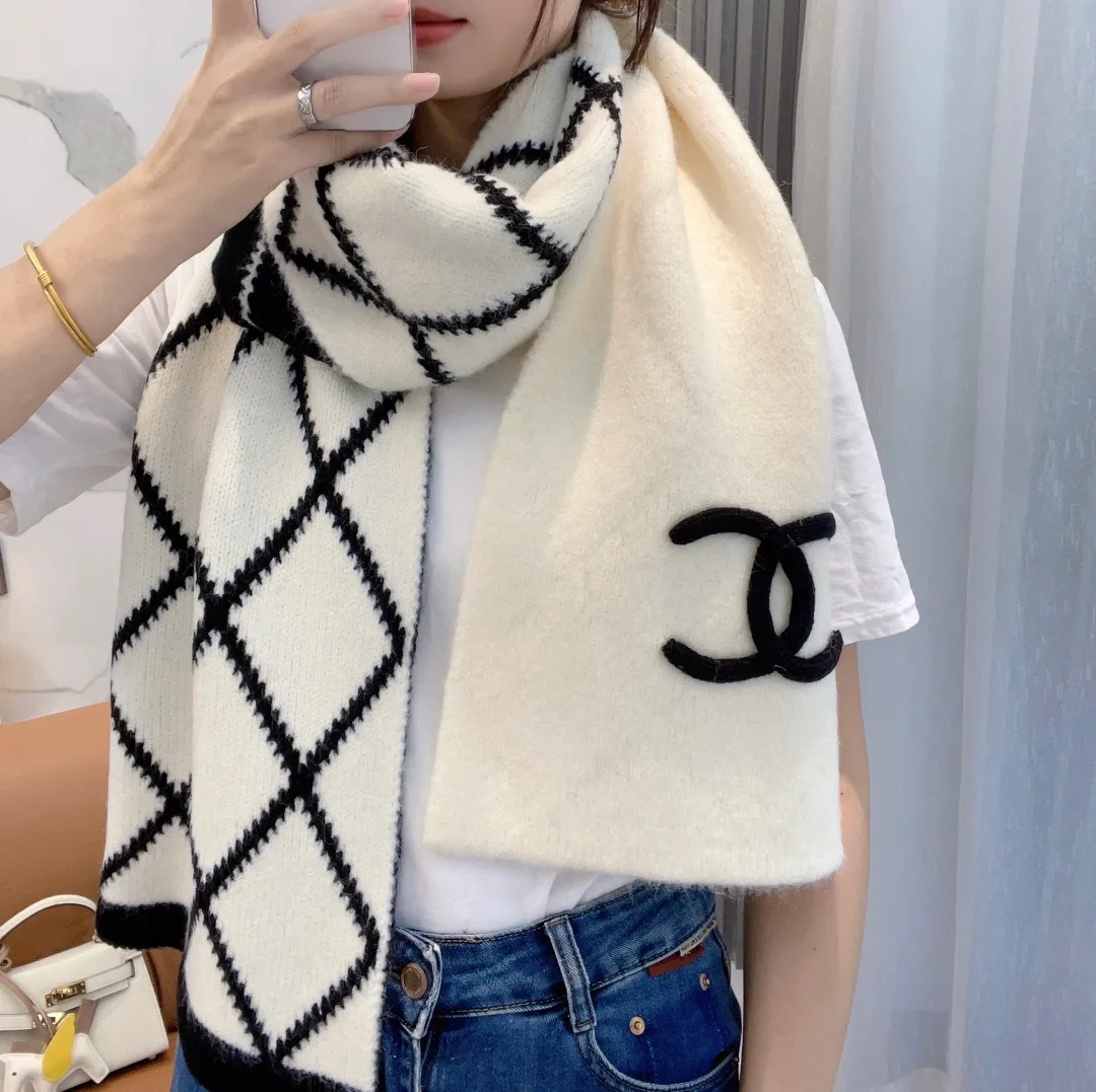 Chanel 54% Cashmere 31% Wool 15% Silk Scarf in White · view 2