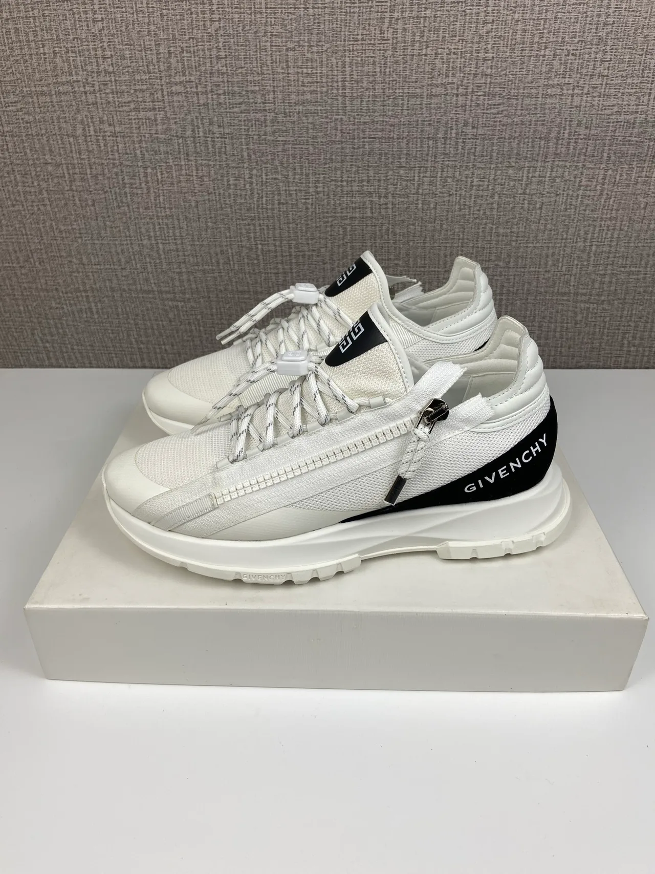 Givenchy Sneakers in White · view 6