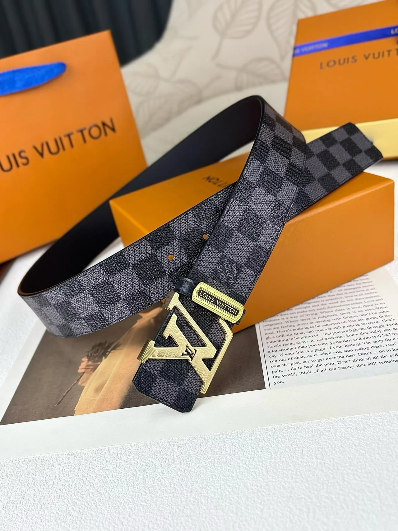 Louis Vuitton Damier LV buckle belt in Grey · view 4