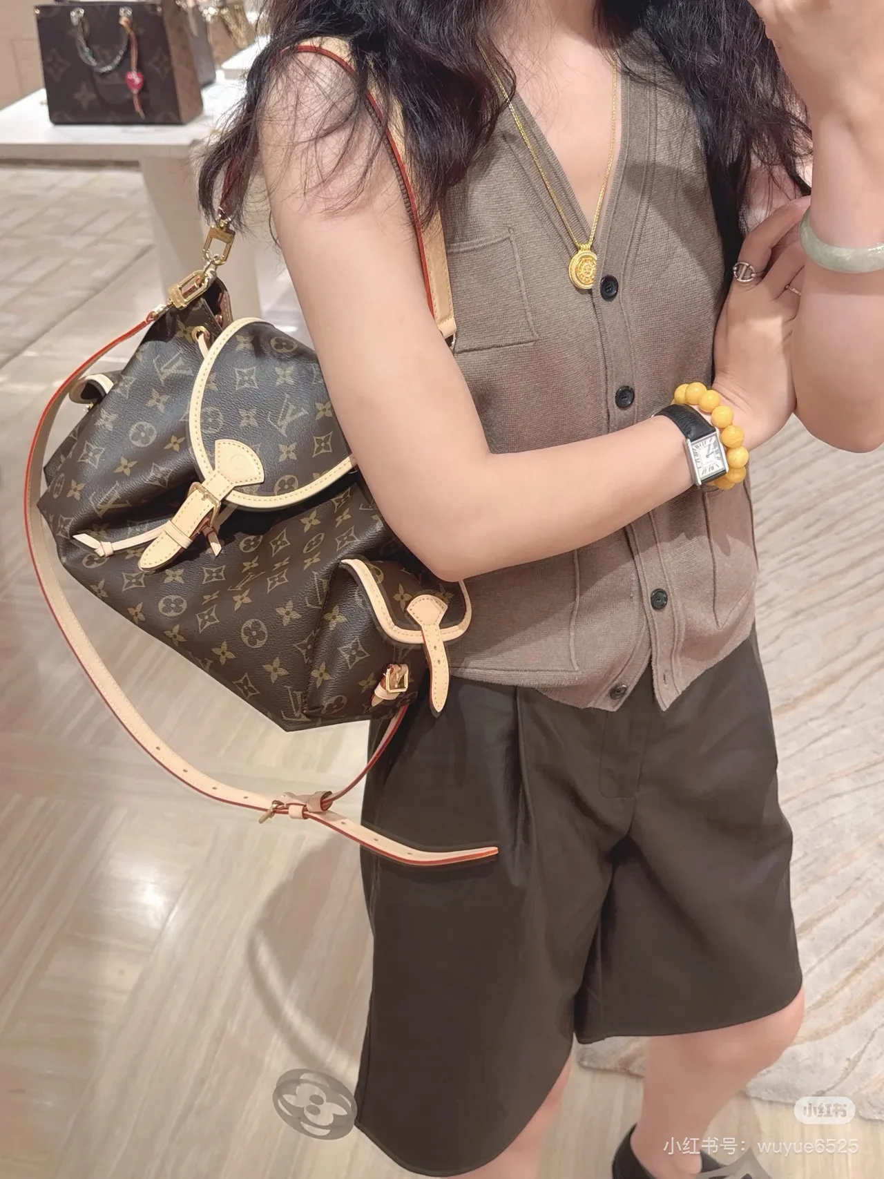 Louis Vuitton Drawstring Shoulder Bag in Beige / Brown · view 3
