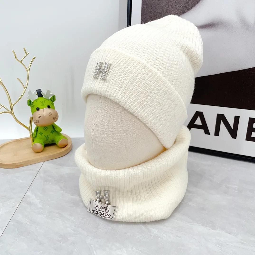 Hermes Wool Ribbed Hat Scarf and Gloves Set in White · view 2
