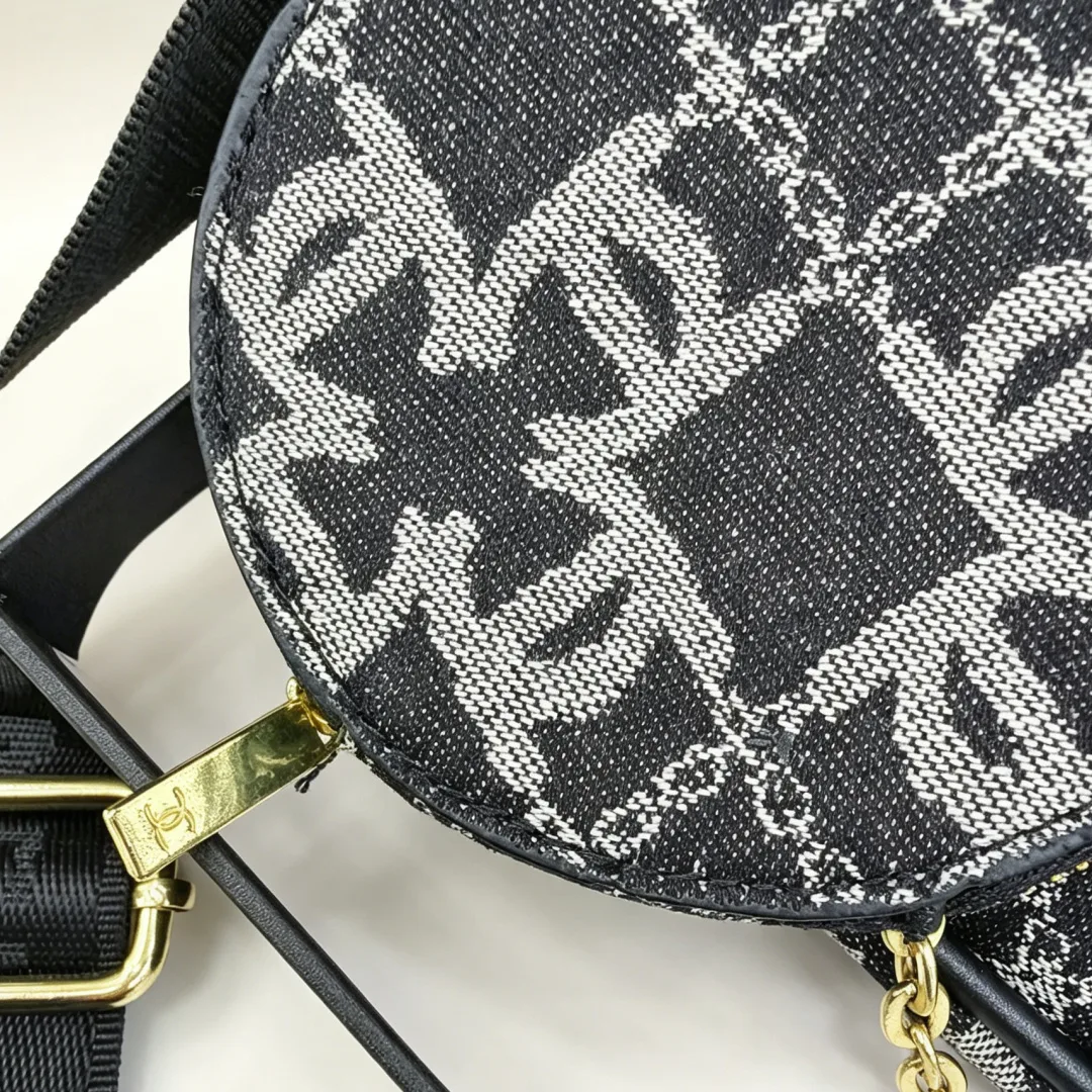 Chanel Crossbody Bag in Black · view 7