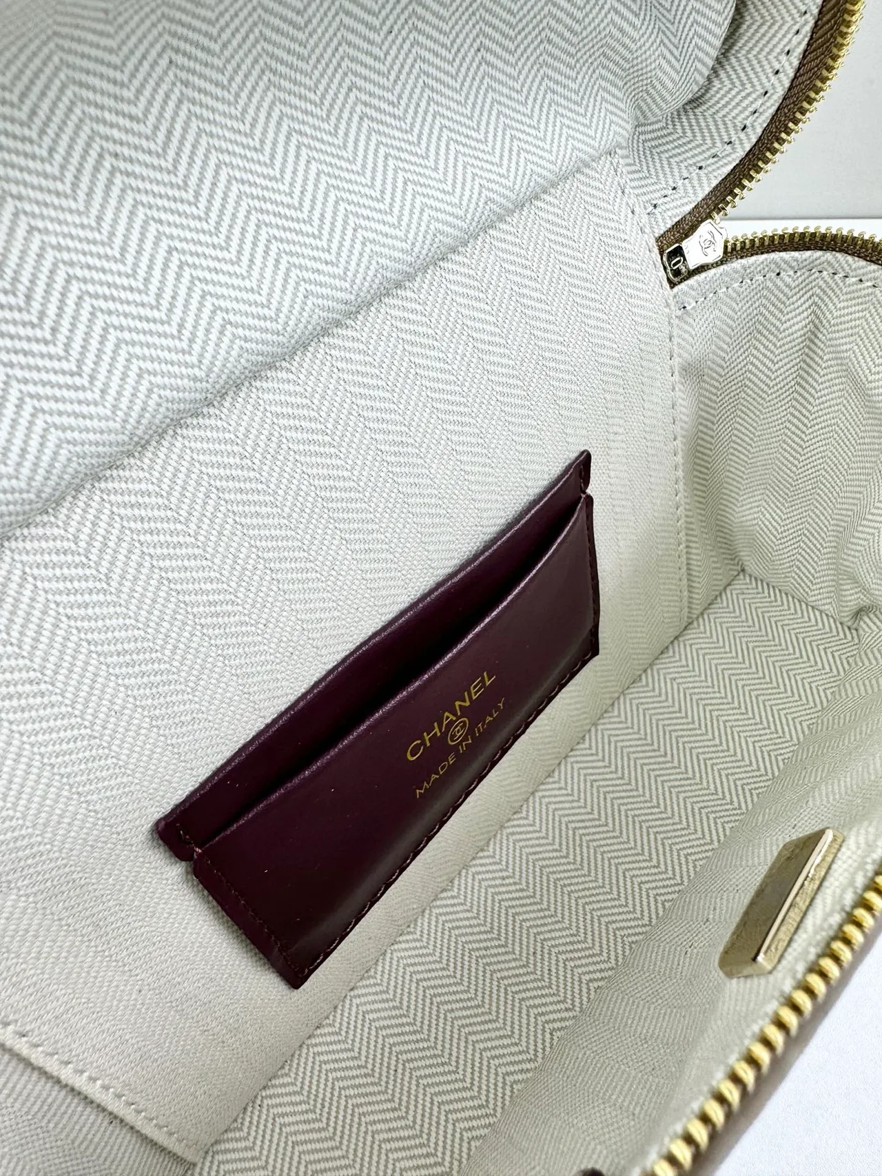 Chanel Cowhide Smooth Crossbody Bag in Green · view 7