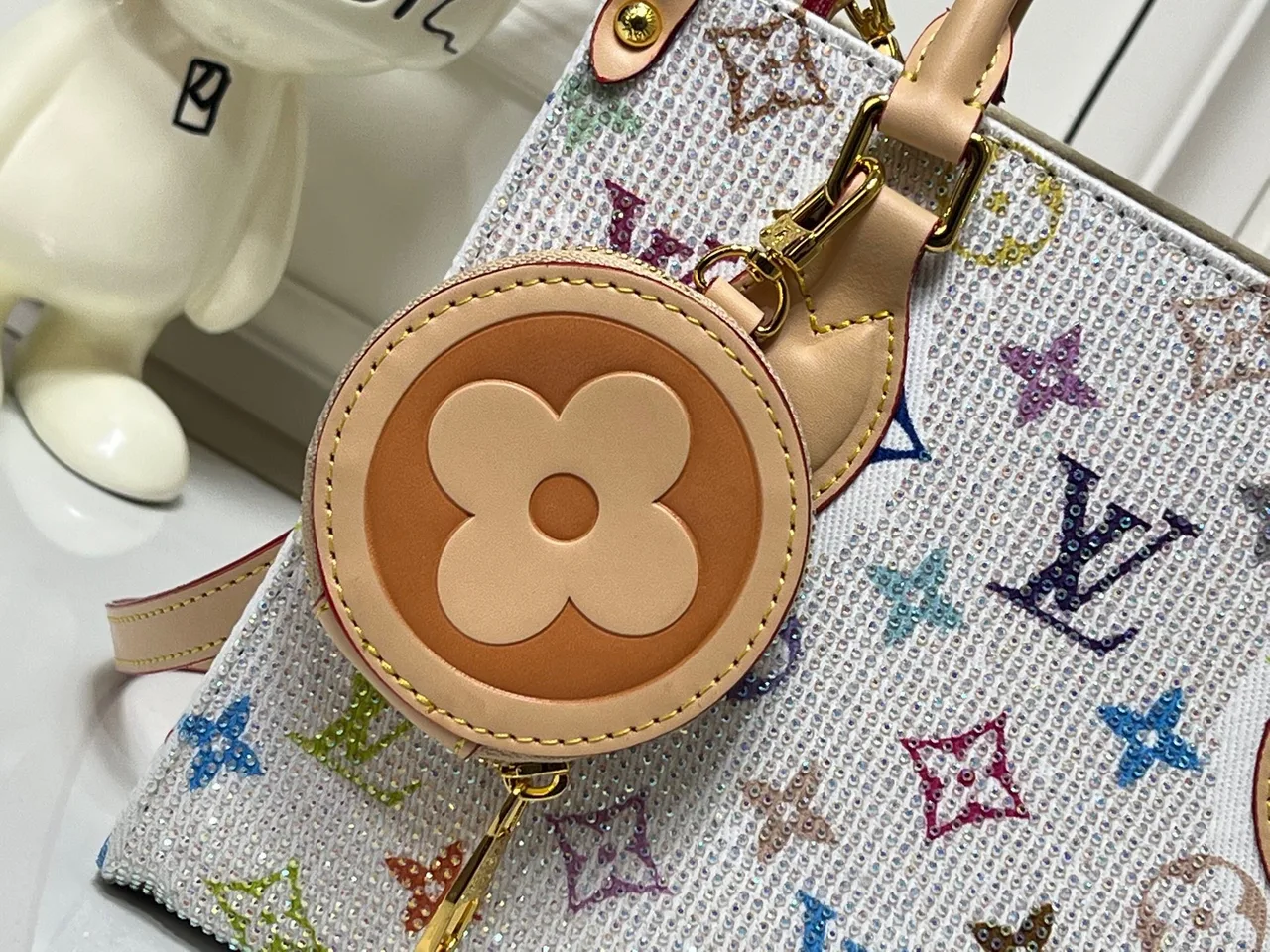 Louis Vuitton Leather OnTheGo Crossbody Bag in White · view 6