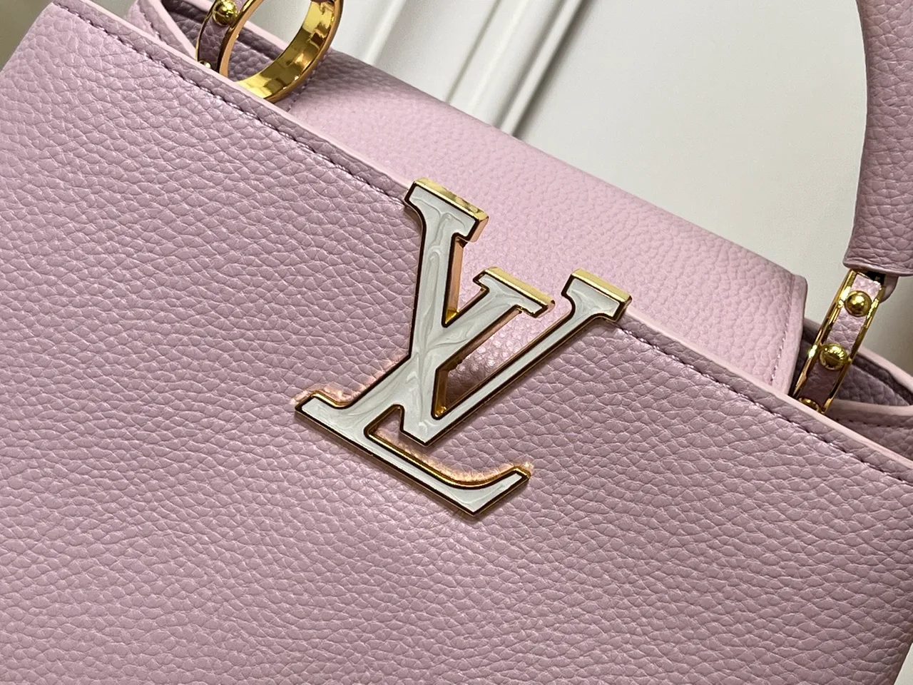 Louis Vuitton Cowhide Smooth Capucines Daydream Bag in Purple · view 4