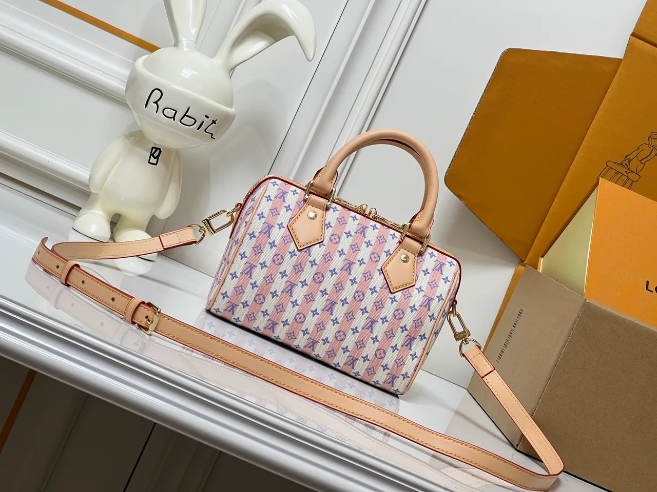 Louis Vuitton Speedy Cowhide Sheepskin Handbag in Pink · view 4