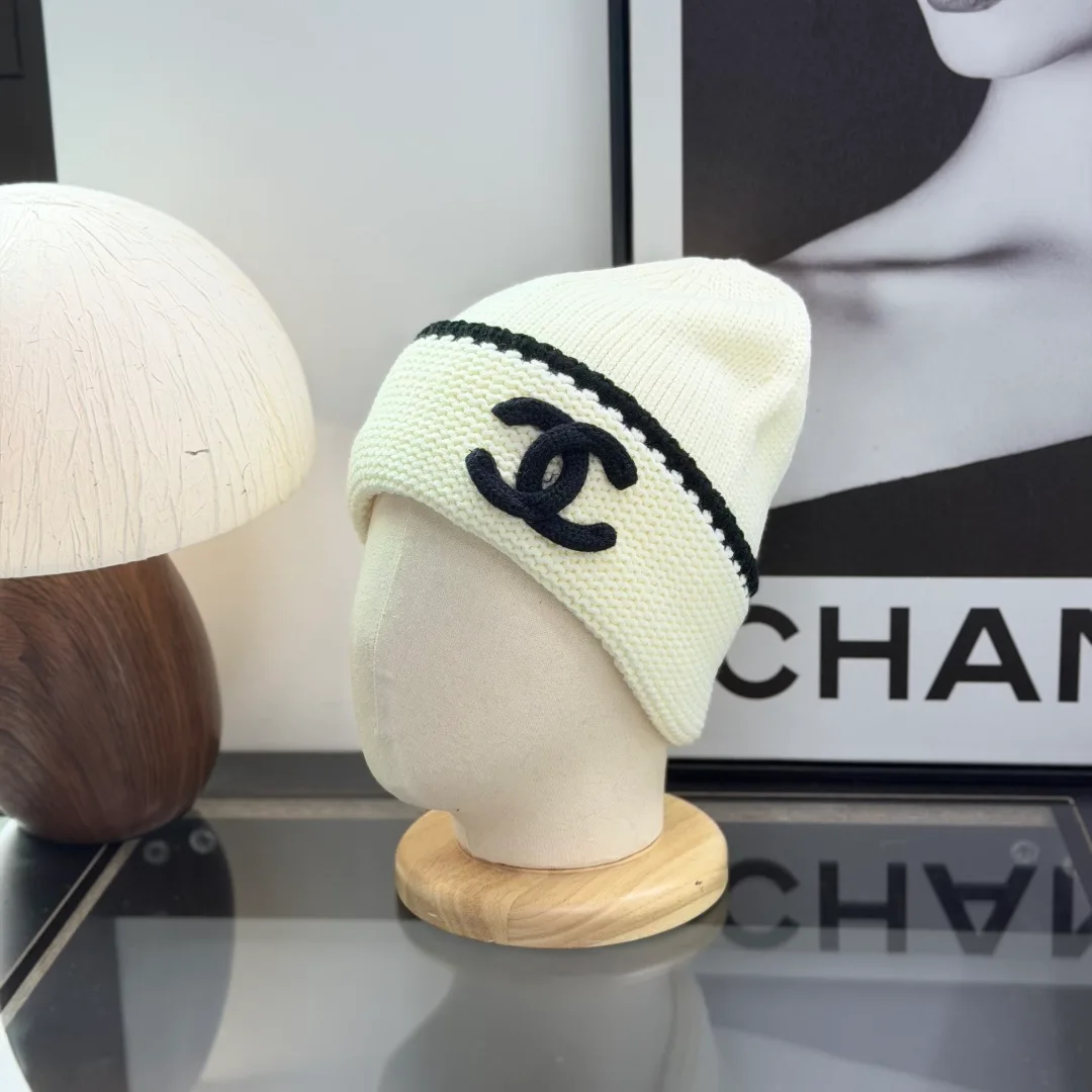 Chanel Striped CC knit beanie in Cream / Black · view 4